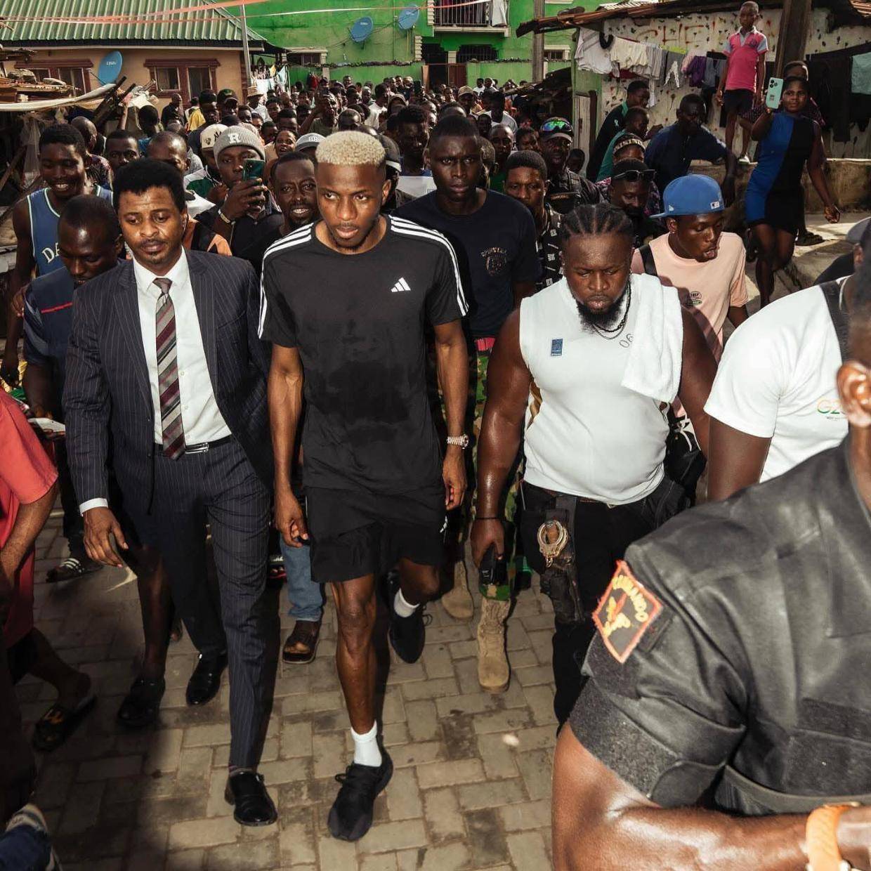 曼联想等奥斯梅恩同意降薪加盟!无意免费签法甲神锋,真实原因揭秘