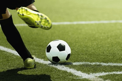 意甲国际米兰1-0小胜佛罗伦萨 劳塔罗点射致胜:蓝黑军团展现韧性,争冠之路再添关键三分