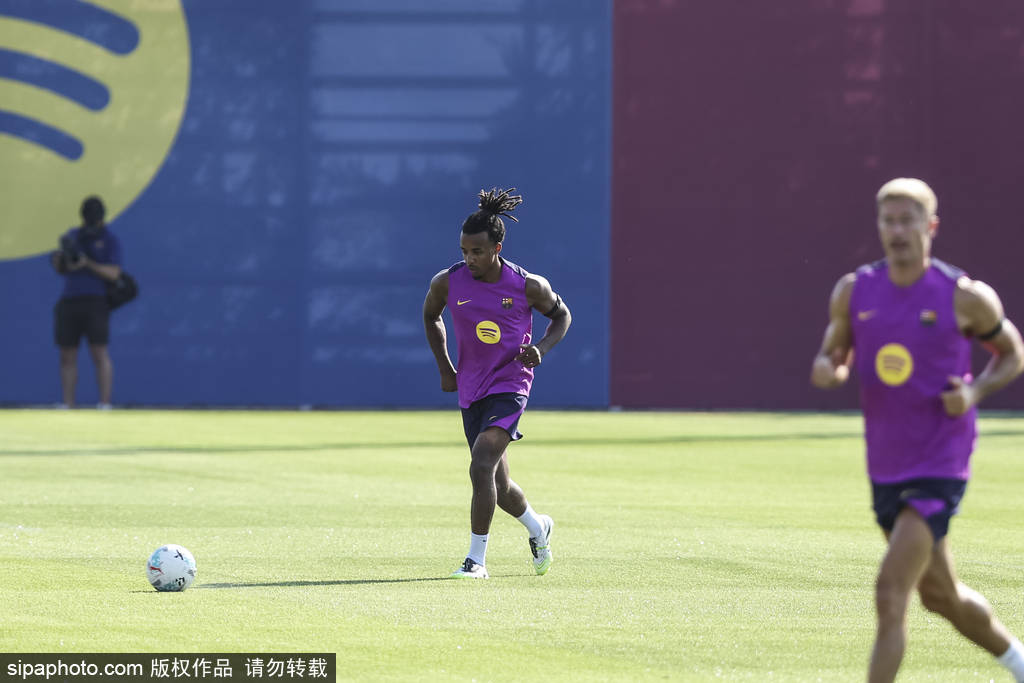 西甲2025季前赛:皇马度假,巴萨引援,谁能笑傲新赛季?