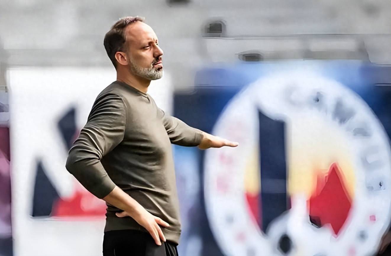 45岁的他成中超本土名帅翘楚黑马,曾在德甲效力多年,值得期待