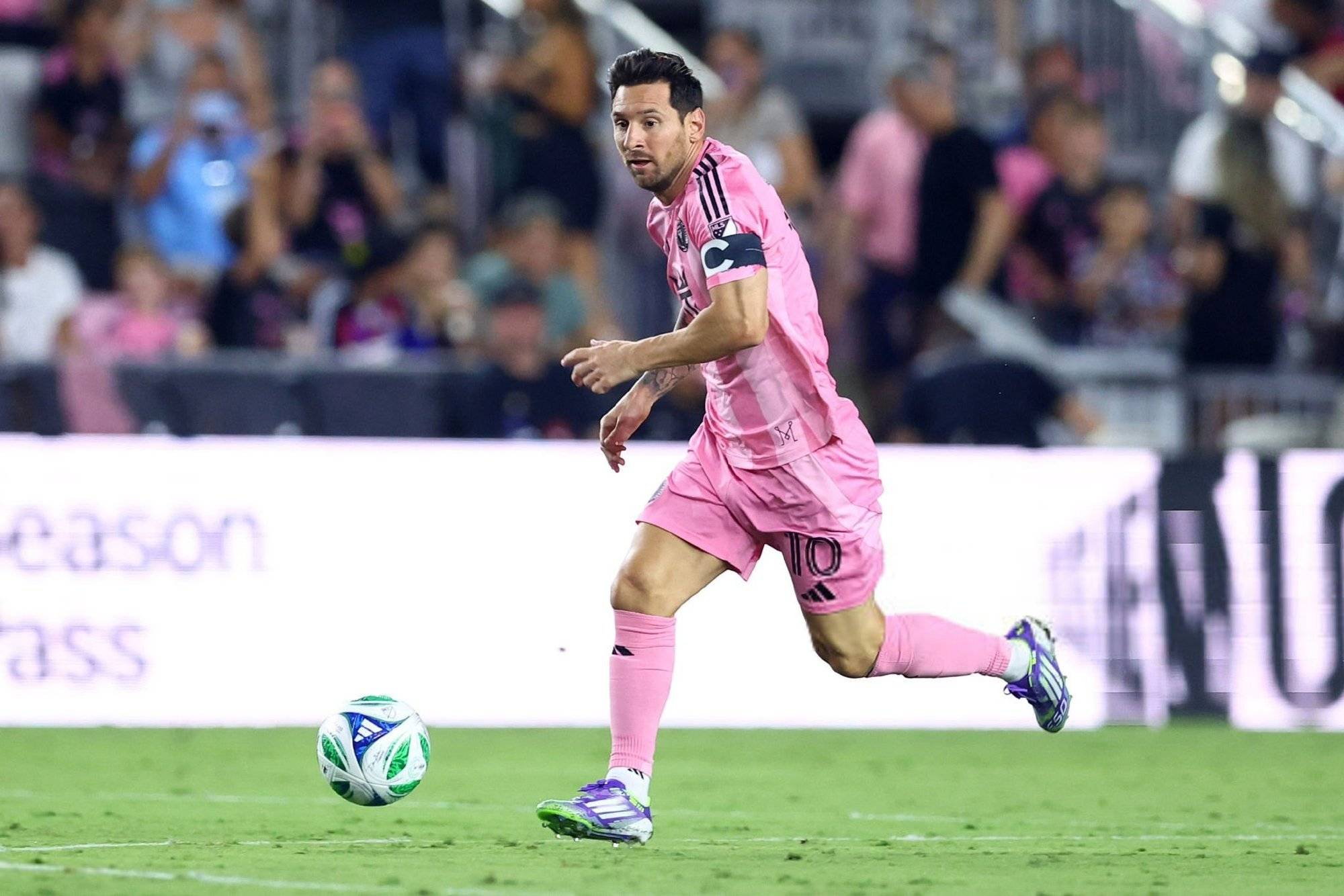 梅西复出就是全场最佳!半场1进球1助攻!带队赢球!