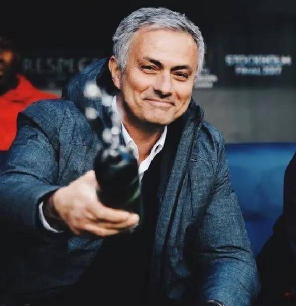 5-2,穆帅激活6大弃将,7700万神锋抽射定江山,欧冠正赛只差1关