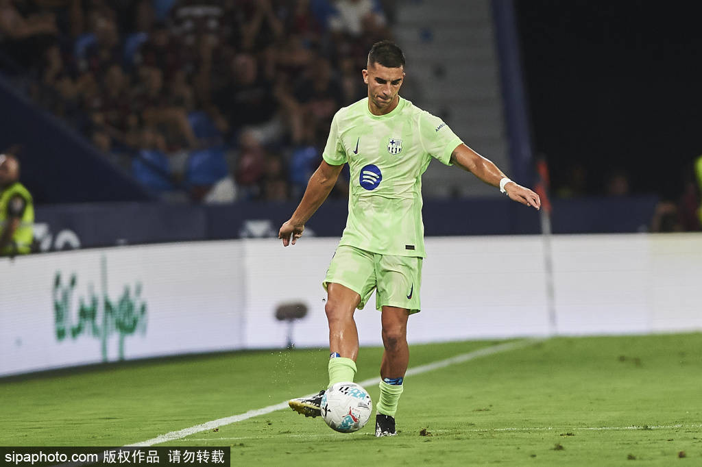 佩德里惊艳世界:巴萨新核荣膺西甲八月最佳进球