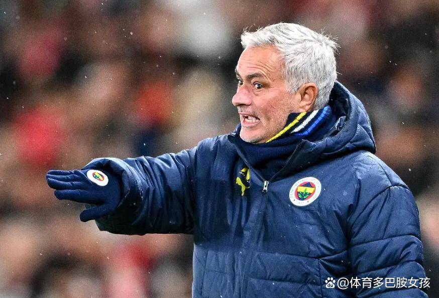 62岁穆帅现身巨龙球场,眼含热泪一直挥手,球迷:派头还是那么足