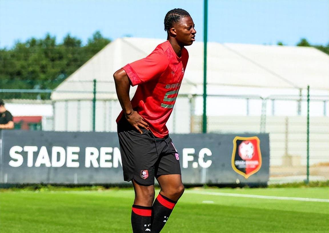 17岁新星效率惊人!切尔西盯上法甲锋霸,拜仁加入争夺谁能得手?