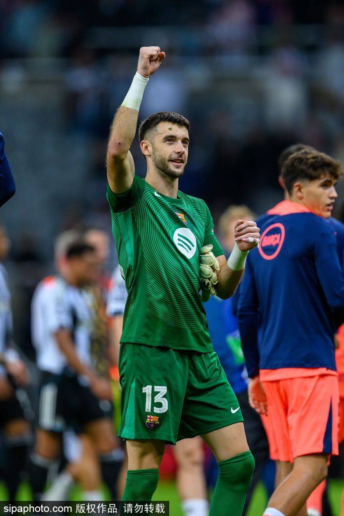 欧冠小组赛焦点:曼城与巴萨的战术博弈与球星对决