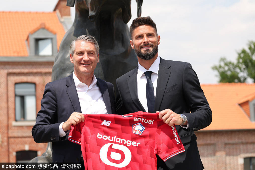 法甲里尔为新援吉鲁举行媒体见面会
法甲里尔为新援吉鲁举行媒体见面会